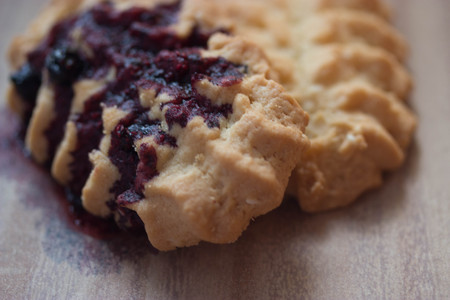 cookies with blueberry jam on wooden tableの写真素材