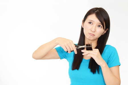 Woman who cutting her hairの写真素材