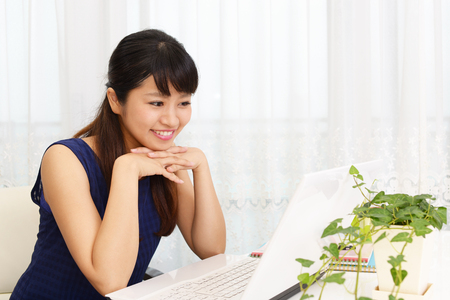 Woman who enjoy the laptop computerの写真素材