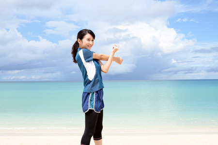 Woman who exercises on the beach.