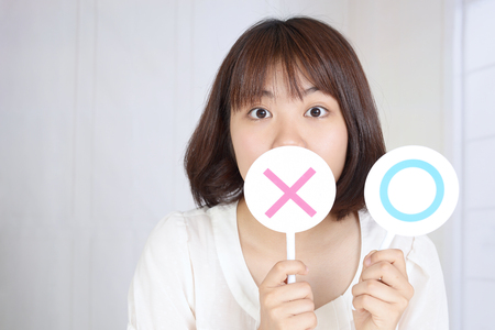 Woman with a Yes or No signの写真素材
