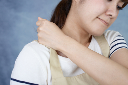 Woman who has a shoulder painの写真素材