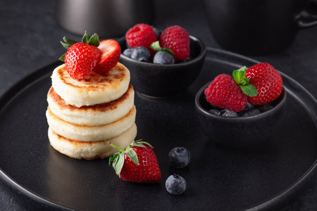 Tasty cheese pancakes with fresh berries. Healthy breakfast or lunch - Imageの写真素材