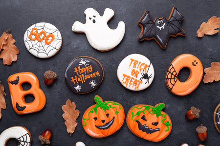 Happy Halloween. Trick Or Treat. Gingerbread cookies on dark stone background. Sweets for Halloween party - Imageの写真素材