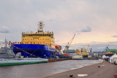 ST PETERSBURG, RUSSIAN FEDERATION - 30. 04.2017. Festival of icebreakers on the Neva River.のeditorial素材