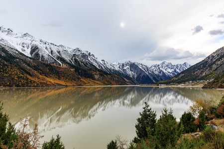 Tibet ranwu Lake sceneryの写真素材
