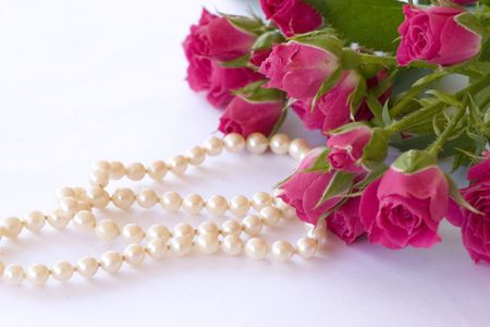 red roses and pearl necklaceの写真素材