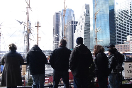 Toursits on second floor of Pier 17 enjoying the viewのeditorial素材