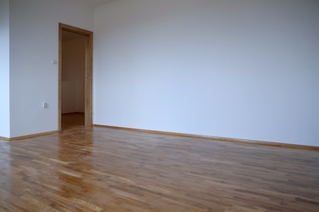 Empty room, white mortar wall background and wood parquet floor in residential. Parquet floor close up. Empty apartment roomの写真素材