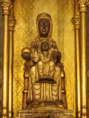 Statue of the Virgin Mary in the Cathedral of the Holy Cross and Saint Eulalia - Barcelona, Catalonia, Spainのeditorial素材
