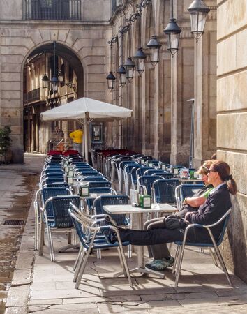 Tired tourists have some rest on PlaÃ§a Reial (Royal Square) in Barri GÃ²tic - Barcelona, Catalonia, Spainのeditorial素材