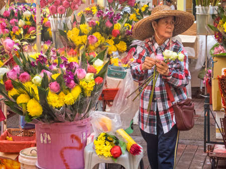 Florist lady in Little India - Singaporeのeditorial素材