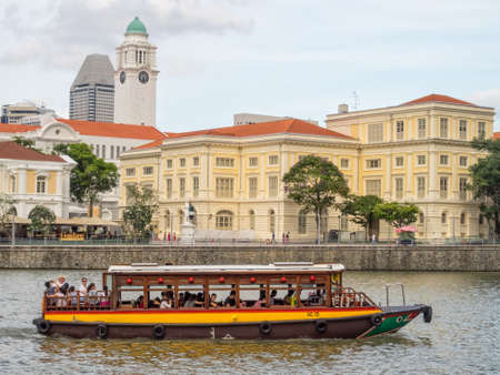 Cavenagh Bridge and The Fullerton Hotel - Singaporeのeditorial素材