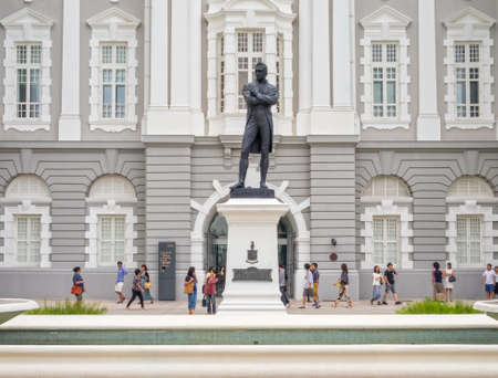 Bronze statue of Stamford Raffles by Thomas Woolner in front of the Victoria Theatre and Concert Hall - Singaporeのeditorial素材