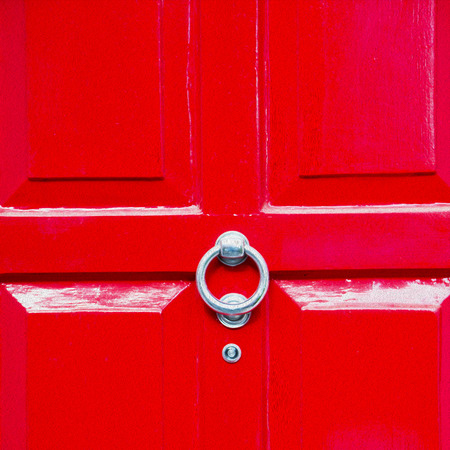 red  handle  in london antique  door  rusty  brass nail and lightの写真素材