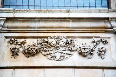 marble and statue in old city of london       englandの写真素材