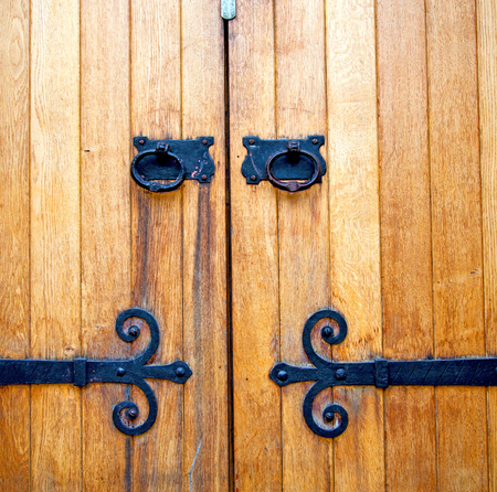 handle  in london antique brown door  rusty  brass nail and lightの写真素材