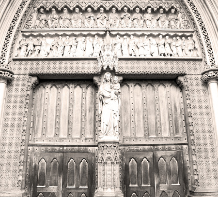 rose window weinstmister  abbey in london old church doorの写真素材