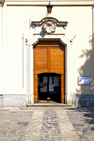 caidate    abstract   rusty brass brown knocker in a  door curch  closed wood italy  lombardyの写真素材