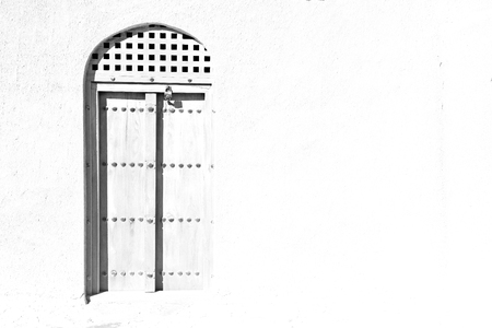 oman old wooden  door and wall in the houseの写真素材