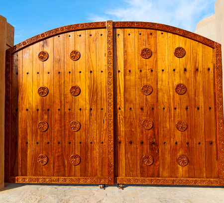 oman old wooden  door and wall in the houseの写真素材