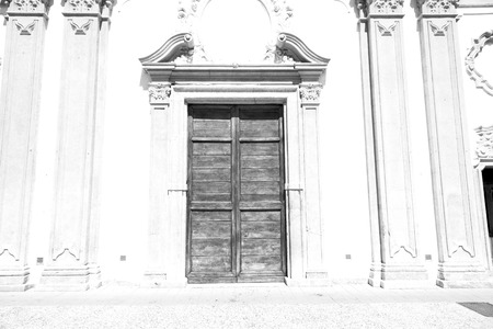old door    in italy  land europe architecture and wood the historical   gateの写真素材