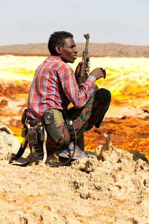 ETHIOPIA,DANAKIL-CIRCA  JANUARY 2018--unidentified irregular soldier looking at the state boarderのeditorial素材