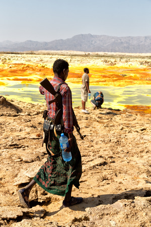 ETHIOPIA,DANAKIL-CIRCA  JANUARY 2018--unidentified  irregular soldier looking at the state boarderのeditorial素材