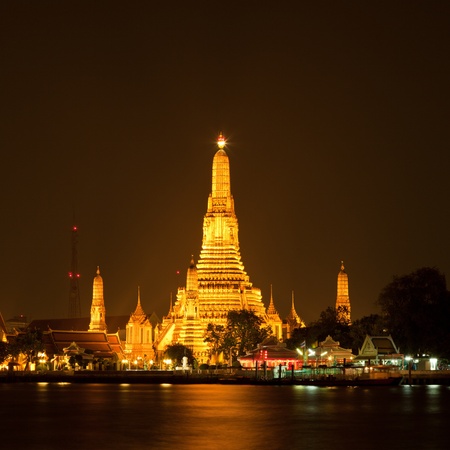 Wat Arun, The Temple of Dawn, at twilight, view across river. Bangkok, Thailandの写真素材