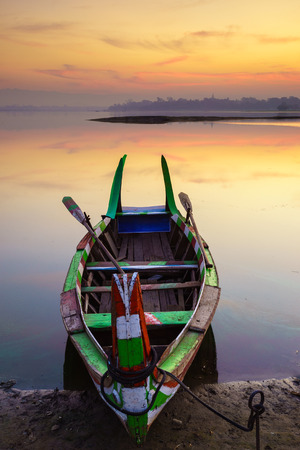 Wooden boat in Ubein Bridge at sunrise, Mandalay, Myanmar  World longest wooden bridge の写真素材