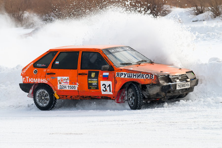Tyumen, Russia - February 22, 2015: Sports track on Alebashevo lake "Ice cult". Sports competitions on carsのeditorial素材