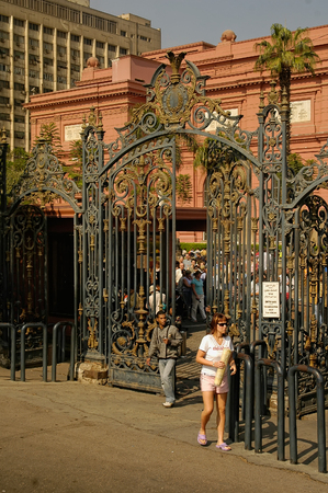 Cairo, Egypt - November 11, 2006: The Egyptian Museum in Cairo, one of the most famous museums of the world. Female tourist exit from museum gateのeditorial素材