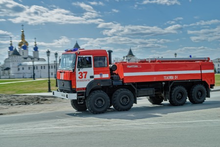 Tobolsk, Russia - May 2, 2010: The fire truck goes to a call against the background of the Kremlinのeditorial素材