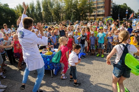 Tyumen, Russia - August 26, 2016: Open Day of Sberbank for children. The actor shows scientific focusesのeditorial素材