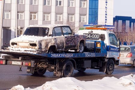Chelyabinsk, Russia - February 14, 2019: Road ring on scherbakova and Veteranov truda streets. Tow truck transports broken carのeditorial素材