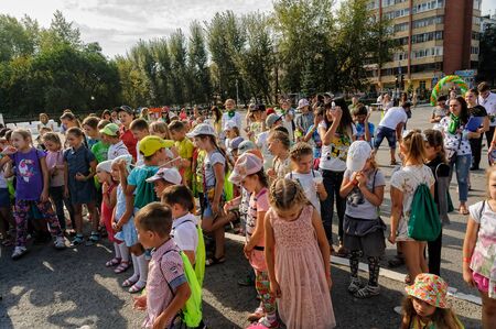 Tyumen, Russia - August 26, 2016: Open Day of Sberbank for children. The animator entertains children in show programのeditorial素材