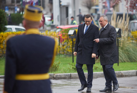 Bucharest, Romania. 28th Mar, 2023: The Polish Premier Mateus Morawiecki (L) is welcomed by Romanian Premier Nicolae Ciuca, during his official visit to Romania, at the Victoria Palace.のeditorial素材