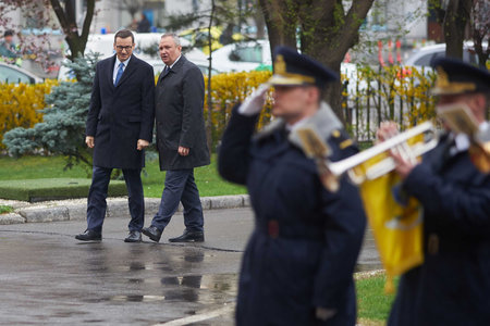 Bucharest, Romania. 28th Mar, 2023: The Polish Premier Mateus Morawiecki (L) is welcomed by Romanian Premier Nicolae Ciuca, during his official visit to Romania, at the Victoria Palace.のeditorial素材