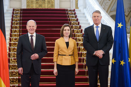 Bucharest, Romania. 3rd Apr, 2023: Olaf Scholz (L), Chancellor of Germany, Maia Sandu (D), Moldovan President, and Romanian President, Klaus Iohannis (R), pose at the start of the Romania-Germany-Moldova trilateral meeting at Cotroceni Palace, in Bucharesのeditorial素材