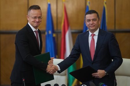 Bucharest, Romania. 4th Apr, 2023: Peter Szijjarto, left, The Minister of Foreign Affairs and Foreign Trade of Hungary, shakes handswith Sorin Grindeanu, the Romanian Minister of Transport, during the signing ceremony of the agreement between the Governmeのeditorial素材