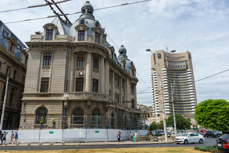 Bucharest, Romania. 16th June, 2023: The builders start the assembling of the scaffolding necessary to begin the restoration work on the facades of the Palace of the University of Bucharest.のeditorial素材