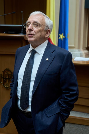 Bucharest, Romania. 15th May, 2024: Mugur Isarescu, the Governor of the National Bank of Romania (BNR), talks to the members of the bank's board of directors after presenting the Quarterly Inflation Report, at the headquarters of the BNR in Bucharest.のeditorial素材