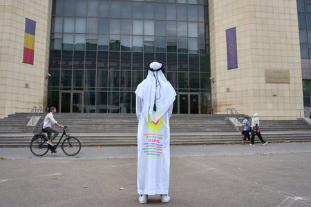 Bucharest, Romania. 22dn Aug, 2024: A supporter of the Tate brothers is waiting in front of the Bucharest Court.のeditorial素材