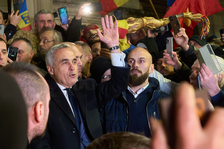 Bucharest, Romania. 30th Dec, 2024: Calin Georgescu (C), speaks to his supporters as he leaves the Bucharest Court of Appeal where his case against the Central Electoral Bureau was heard.のeditorial素材