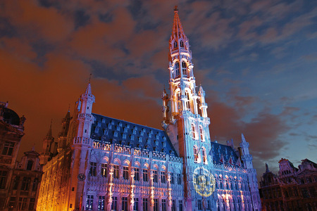 BRUXELLES, BELGIUM - JULY 2007 Lightshow on the City Hall in the main squareのeditorial素材