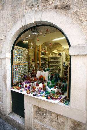 DUBROVNIK, CROATIA - NOVEMBER 2015 Shop-window with glass items in Dubrovnikのeditorial素材