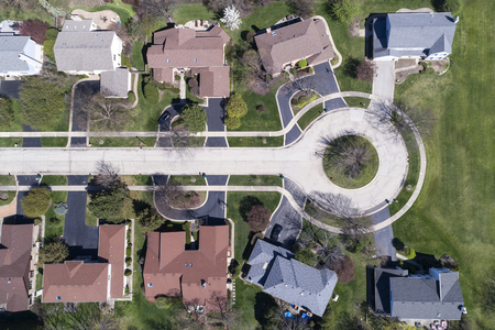 Aerial view of homes on a cul-de-sac in a suburban setting in the Chicago area.の写真素材
