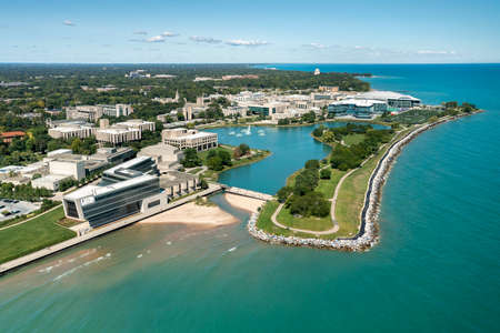 Aerial view of Northwestern University and Lake Michigan with foreground beach and walking path.のeditorial素材