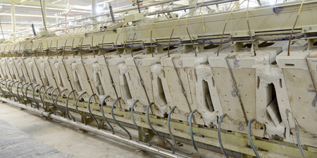 LUANNAN county - January 5: ceramic product line in factory workshop, on January 5, 2014, LUANNAN county, hebei province, China. のeditorial素材