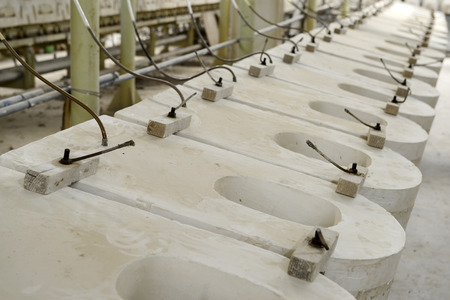 LUANNAN county - January 5: ceramic toilet line in factory workshop, on January 5, 2014, LUANNAN county, hebei province, China. のeditorial素材